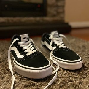 hi everyone!!! I’m selling these low top black vans! They still look very nice!!